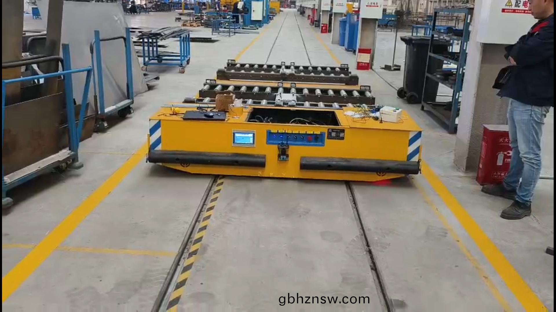 嶽陽某機械(xie)製造企(qi)業訂(ding)購的三檯(tai)電(dian)動(dong)平(ping)車(che)順利(li)交付(fu) RGV智(zhi)能軌道(dao)車調試現(xian)場(chang)