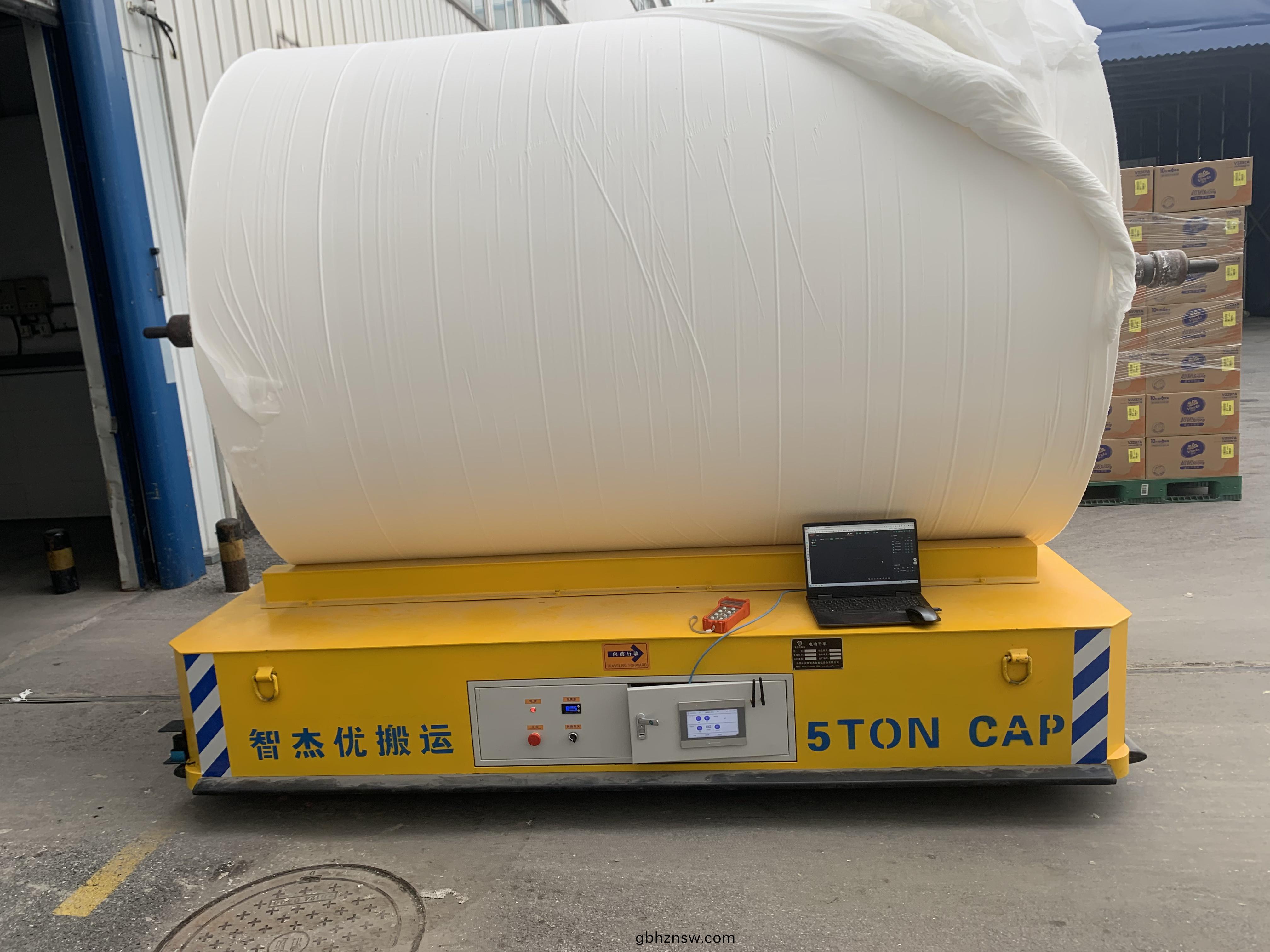 遼(liao)寧(ning)某(mou)紙(zhi)製(zhi)品(pin)製造業定製的磁(ci)條導航AGV運捲車現場調試(shi)完成(cheng) 投(tou)入(ru)使(shi)用(yong)